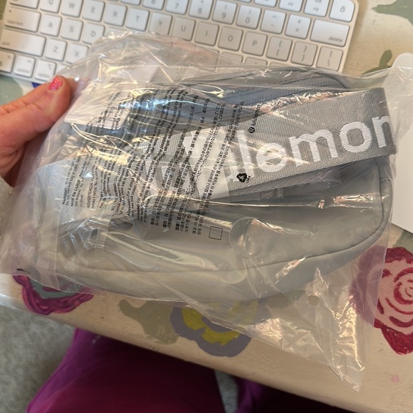 Silver drop belt bag lululemon NWT - Picture 3 of 3